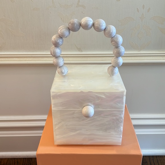 Cult Gaia
Eos Box Bag in Pearl - Picture 3 of 17